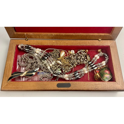 485 - MISCELLANEOUS COSTUME JEWELLERY  AND GENTS AND LADIES WATCHES IN A VANITY TRAVEL CASE