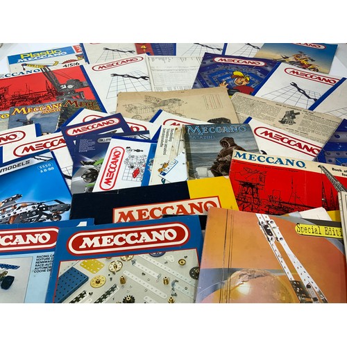 247 - QTY OF MECCANO INSTRUCTION BOOKLETS, PLASTIC MECCANO INSTRUCTION LEAFLETS, MECCANO MAGAZINES