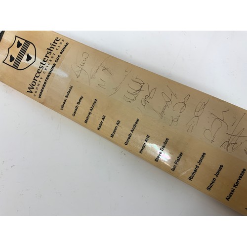 409 - CRICKET INTEREST, A WORCESTERSHIRE CCC SQUAD SIGNED BAT INC. SOLANKI, BATTY, ALI, MOEEN, ANDREW, DAV... 