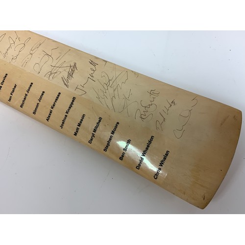 409 - CRICKET INTEREST, A WORCESTERSHIRE CCC SQUAD SIGNED BAT INC. SOLANKI, BATTY, ALI, MOEEN, ANDREW, DAV... 