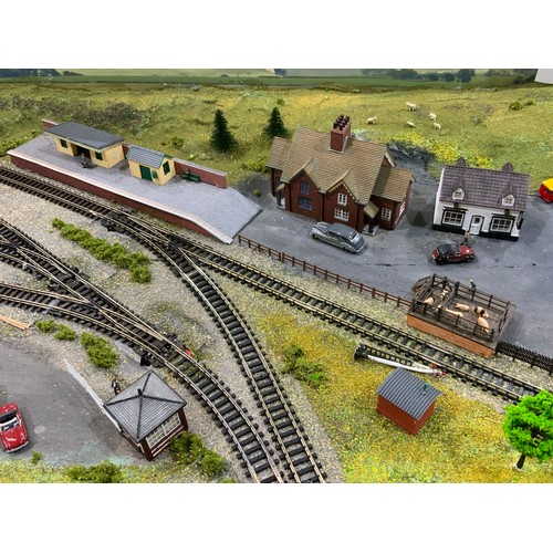 300 - A N GAUGE MODEL RAILWAY LAYOUT, IN A GOOD TRAVELLING CASE, CASE SIZE 84 X 50 CM
WITH SCENARY, A LOOP... 