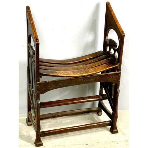 623 - UNUSUAL SMALL OAK BENCH WITH SLATTED SEAT, APPROX 58 CM WIDE, 90 CM TALL