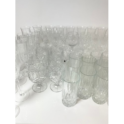 252 - LARGE QUANTITY OF DRINKING GLASSES 2 TRAYS