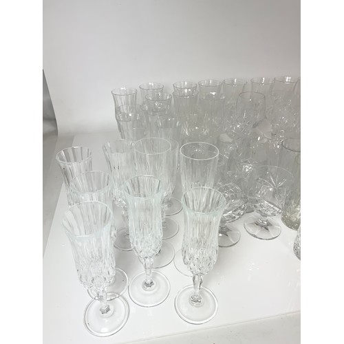 252 - LARGE QUANTITY OF DRINKING GLASSES 2 TRAYS