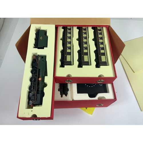 525 - HORNBY BOXED R 1038 ORIENT EXPRESS SET, WITH MERCHANT NAVY UNITED STATES LINES, PULLMAN COACHES, PRE... 