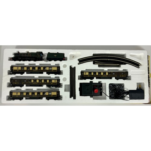 524 - HORNBY BOXED R1048 WESTERN PULLMAN ELECTRIC TRAIN SET, 7028 CADBURY CASTLE & PULLMAN COACHES, NO BUF... 