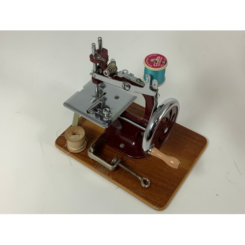 81 - AN ESSEX MINIATURE SEWING MACHINE, IN ORIGINAL BOX & WITH INSTRUCTIONS