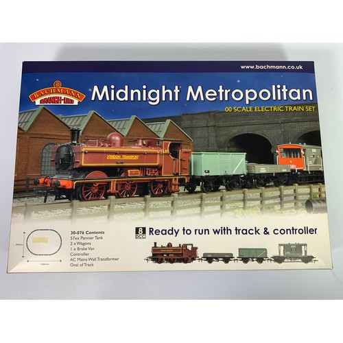 496 - BACHMANN TRAIN PACK 30-076 MIDNIGHT METROPOLITAN, LT LIVERIED PANNIER TANK, FREIGHT WAGONS, TRACK & ... 