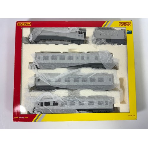 481 - HORNBY RAILROAD, R3174 SILVER JUBILEE TRAIN PACK, BOXED, WITH LNER A4 2512 SILVER FOX PLUS 3 COACHES... 