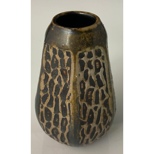 56 - A RARE MARTIN BROTHERS GOURD SHAPED VASE OF SHOULDERED FORM WITH INCISED MARKS TO BASE, APPROX. 8.5 ... 