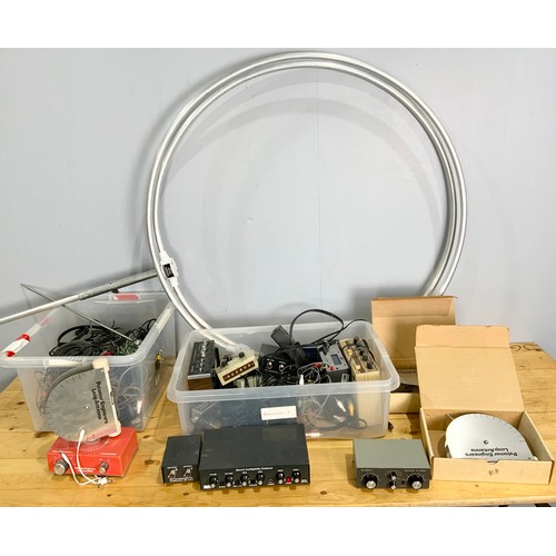 113 - MISC. RADIO RECEIVER COMPONENTS AND AERIALS AND A LARGE QTY. CABLES