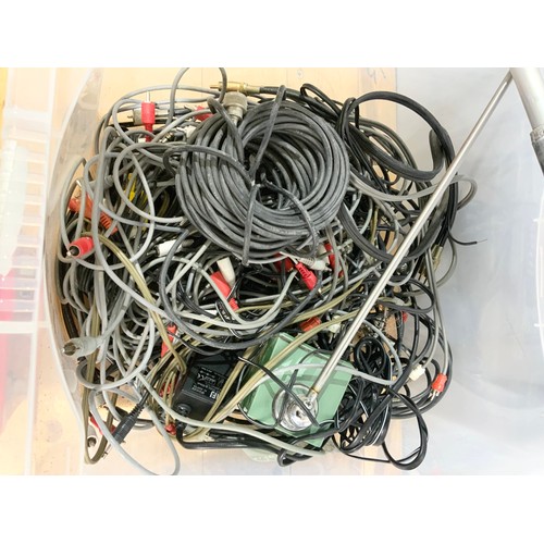 113 - MISC. RADIO RECEIVER COMPONENTS AND AERIALS AND A LARGE QTY. CABLES