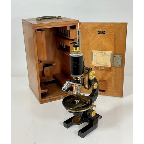 121 - ERNST LEITZ WETZLAR BLACK LACQUERED AND BRASS COMPOUND MICROSCOPE NO. 213453 IN FITTED MAHOGANY CASE... 