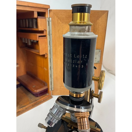 121 - ERNST LEITZ WETZLAR BLACK LACQUERED AND BRASS COMPOUND MICROSCOPE NO. 213453 IN FITTED MAHOGANY CASE... 