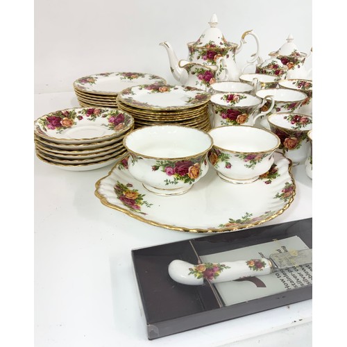 195 - LARGE QUANTITY OF ROYAL ALBERT OLD COUNTRY ROSES TEA WARE ( GENERAL GOOD CONDITION)