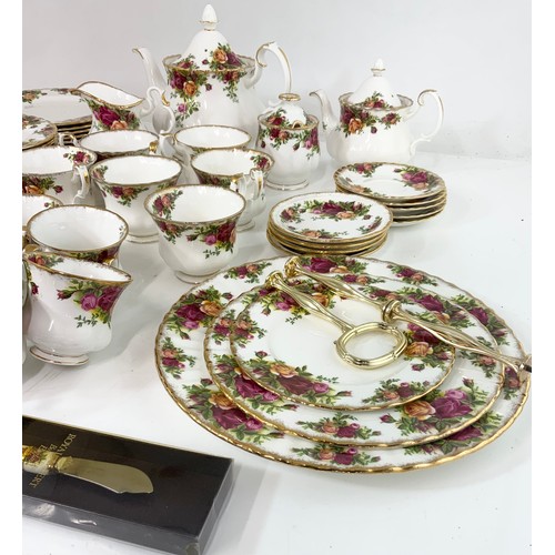 195 - LARGE QUANTITY OF ROYAL ALBERT OLD COUNTRY ROSES TEA WARE ( GENERAL GOOD CONDITION)