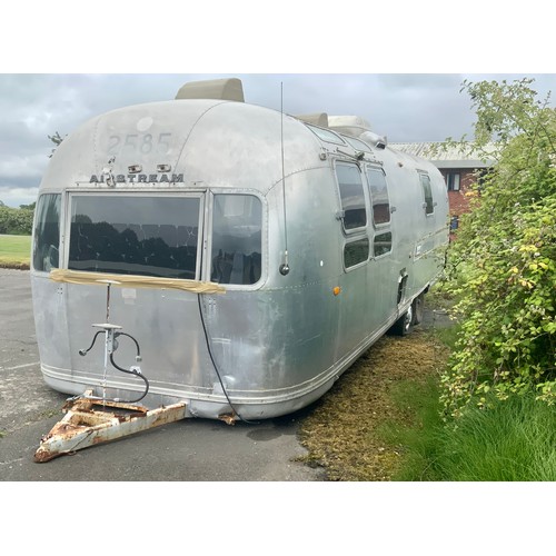 1 - VINTAGE AIRSTREAM SOVEREIGN LAND YACHT FOR RESTORATION, APPROX 30FT IN LENGTH (if successful please ... 