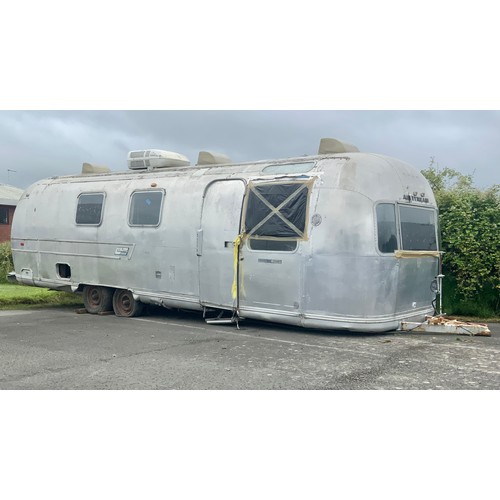 1 - VINTAGE AIRSTREAM SOVEREIGN LAND YACHT FOR RESTORATION, APPROX 30FT IN LENGTH (if successful please ... 