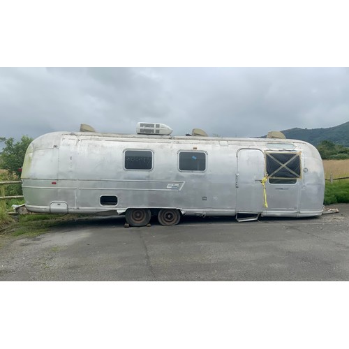 1 - VINTAGE AIRSTREAM SOVEREIGN LAND YACHT FOR RESTORATION, APPROX 30FT IN LENGTH (if successful please ... 