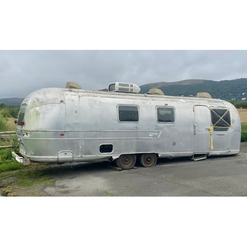 1 - VINTAGE AIRSTREAM SOVEREIGN LAND YACHT FOR RESTORATION, APPROX 30FT IN LENGTH (if successful please ... 