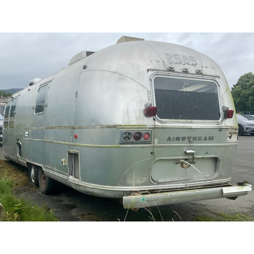 1 - VINTAGE AIRSTREAM SOVEREIGN LAND YACHT FOR RESTORATION, APPROX 30FT IN LENGTH (if successful please ... 