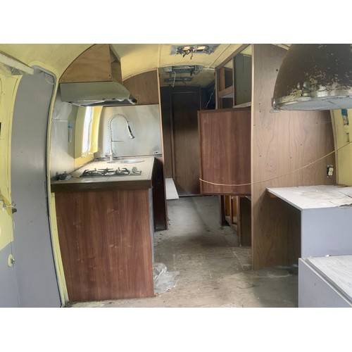 1 - VINTAGE AIRSTREAM SOVEREIGN LAND YACHT FOR RESTORATION, APPROX 30FT IN LENGTH (if successful please ... 