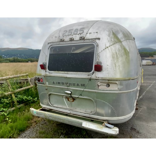 1 - VINTAGE AIRSTREAM SOVEREIGN LAND YACHT FOR RESTORATION, APPROX 30FT IN LENGTH (if successful please ... 