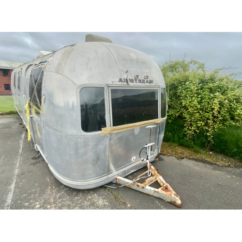 1 - VINTAGE AIRSTREAM SOVEREIGN LAND YACHT FOR RESTORATION, APPROX 30FT IN LENGTH (if successful please ... 