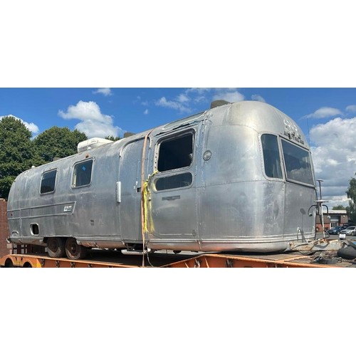 1 - VINTAGE AIRSTREAM SOVEREIGN LAND YACHT FOR RESTORATION, APPROX 30FT IN LENGTH (if successful please ... 