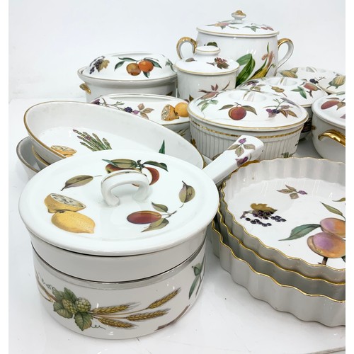 186 - ROYAL WORCESTER EVESHAM  INC PLATES , CUPS, DISHES ETC 2 TRAYS