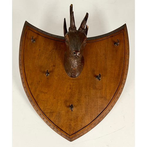 402 - CARVED STAGS HEAD PEG SHIELD