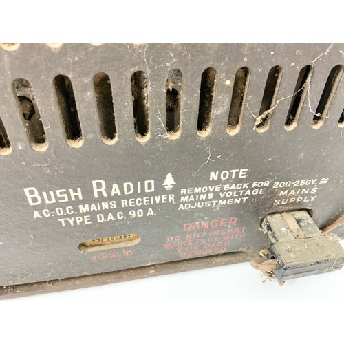 376 - VINTAGE BUSH  DAC 90A BAKELITE RADIO