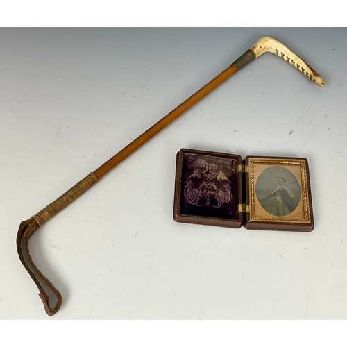 404 - SMALL LADIES RIDING CROP AND AN EARLY PHOTOGRAPH OF A LADY IN FOLDING CASE