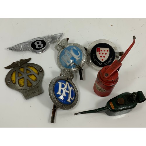 50 - 2 RAC CAR BADGES, 1 X AA, SMALL BENTLEY BADGE & 2 VINTAGE OIL CANS & A WORCESTER CATHEDRAL CAR BADGE