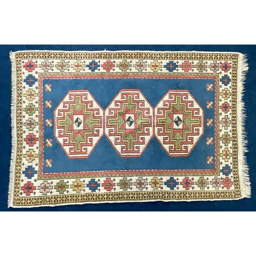 712 - BLUE GROUND RUG WITH GEOMETRIC DECORATION 206 x 136 cm