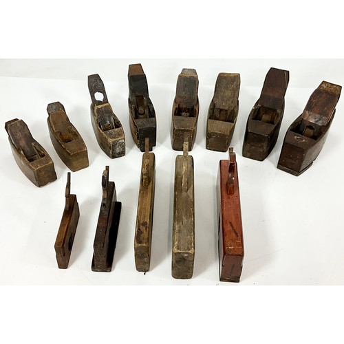 496 - QUANTITY OF VINTAGE WOOD PLANES OF VARYING SIZES