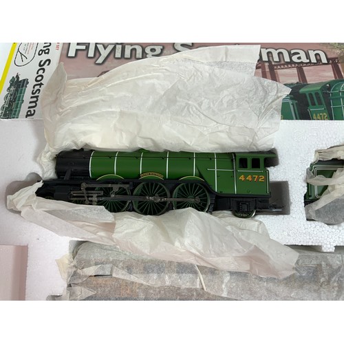 489 - HORNBY R1039, FLYING SCOTSMAN PART BOXED PART SET, COMPRISING LOCOMOTIVE & 3 COACHES