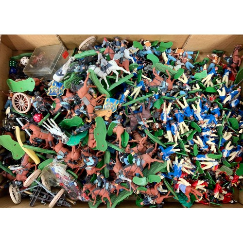 61 - LARGE QTY OF MODEL PLASTIC & METAL SOLDIERS, COWBOYS, INDIANS ETC ETC, A VERY LARGE BOX FULL