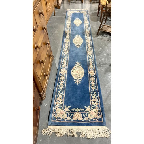 713 - BLUE GROUND RUNNER, APPROX. 375 X 70 cm