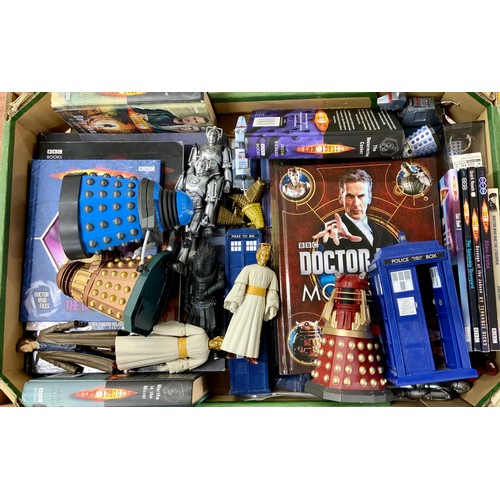 85 - DR WHO, A TRAY OF VARIOUS DALEKS, BOOKS, COLLECTORS CARDS ALL DR WHO RELATED