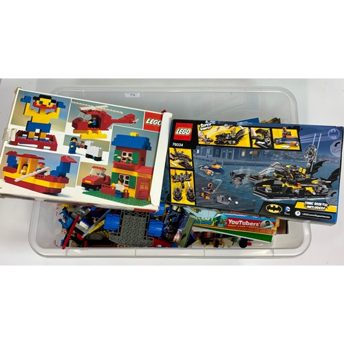 73 - LEGO, A GOOD LEGO WOODEN STORAGE BOX WITH QTY. OF MIXED LEGO , PLUS BOXED SETS  555 & 76034 (NOT CHE... 