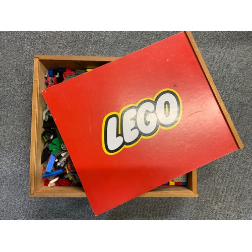 73 - LEGO, A GOOD LEGO WOODEN STORAGE BOX WITH QTY. OF MIXED LEGO , PLUS BOXED SETS  555 & 76034 (NOT CHE... 