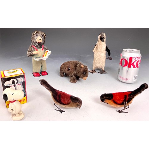 63 - 6 VINTAGE WIND UP AUTOMATON ANIMAL TOYS, 5 FROM CIRCA 1950’S, BEARS, PENGUIN, A LATER BOXED SNOOPY D... 