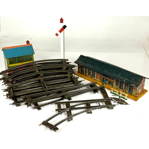 482 - GAUGE 1 MODEL RAILWAY, A TINPLATE RAILWAY STATION BUILDING, QTY OF TRACK, TALL HOME SIGNAL AND A HOR... 