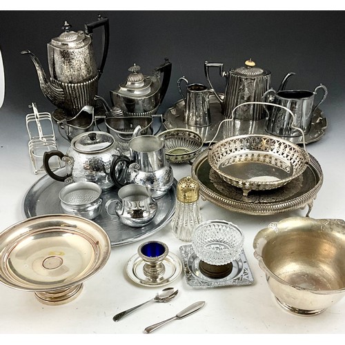 326 - LARGE QUANTITY OF PLATED SILVER WARE AND VICTORY WARE