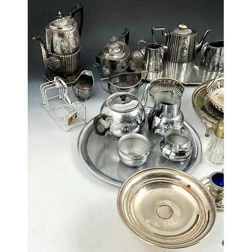 326 - LARGE QUANTITY OF PLATED SILVER WARE AND VICTORY WARE