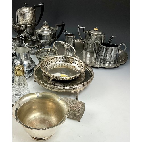 326 - LARGE QUANTITY OF PLATED SILVER WARE AND VICTORY WARE