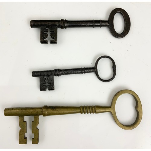 348 - THREE LARGE DOOR KEYS TOGETHER WITH CAST IRON DOG DOOR PORTER