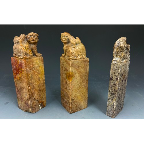 367 - PAIR OF ORIENTAL MARBLE COLUMNS WITH DOG OF FOE CARVED ON THE TOP WITH A SINGLE SIMILAR COLUMN SEAL ... 