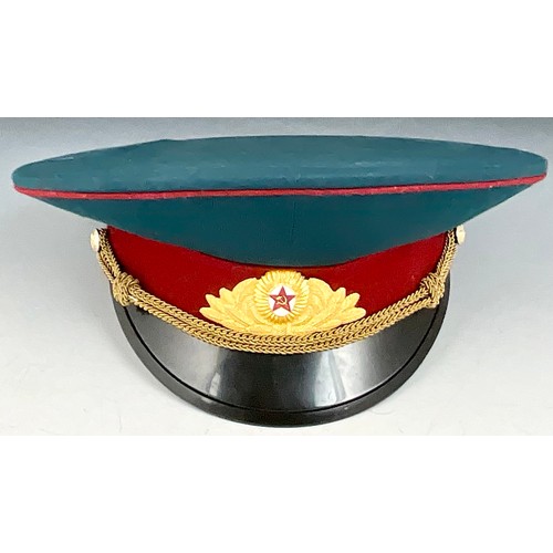 447 - HAT BOX CONTAINING A RUSSIAN MILITARY HAT, A RUSSIAN MILITARY CAP AND SOVIET UNION FLAG. APPROX. SIZ... 